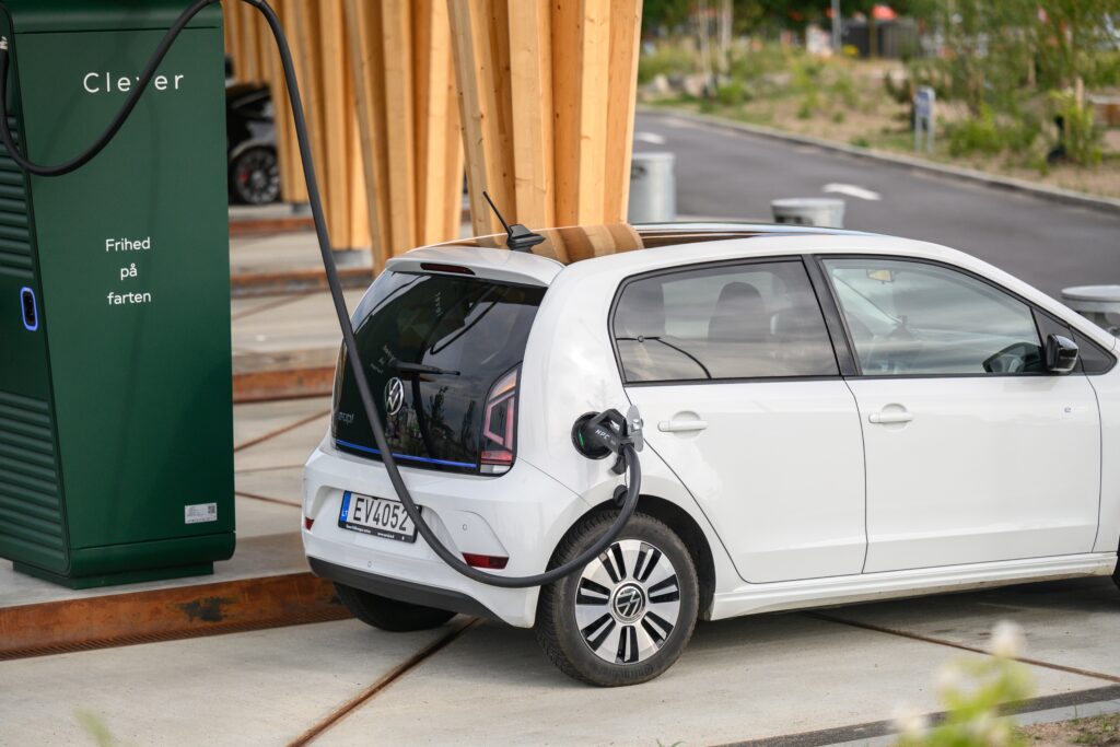 Elektroauto lädt an Hypercharger an Raststation
