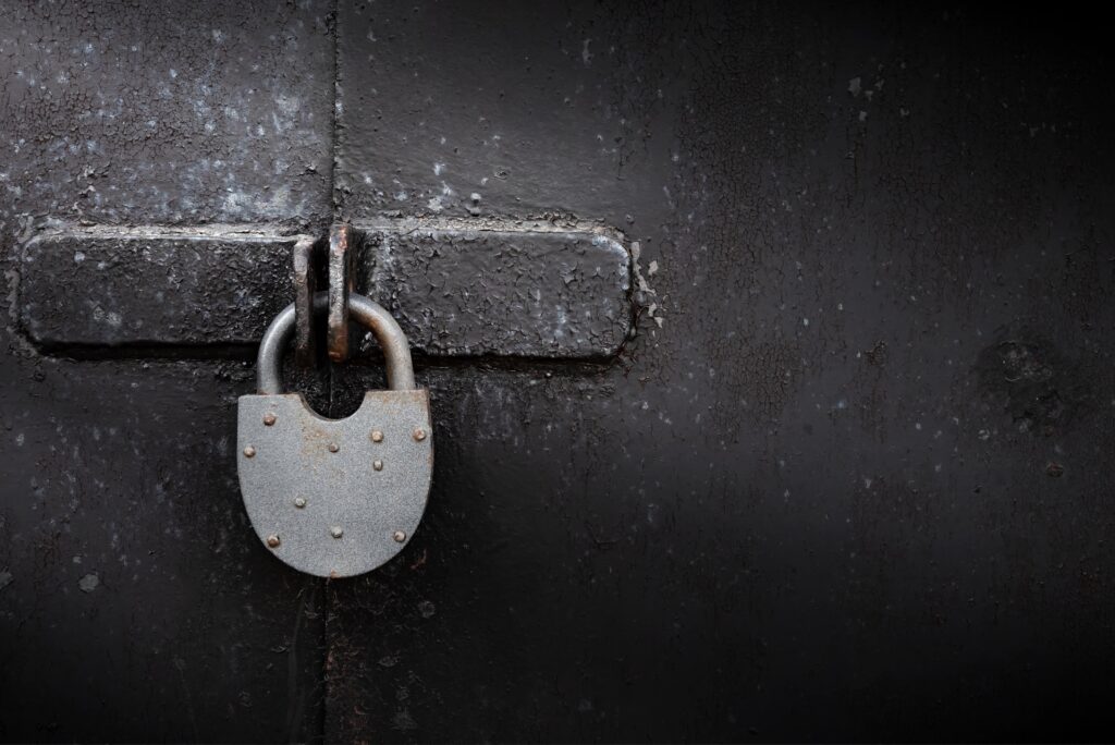 Vorhängeschloss an Tor visualisiert Lock-In-Effekte bei Batteriemanagementsystemen
