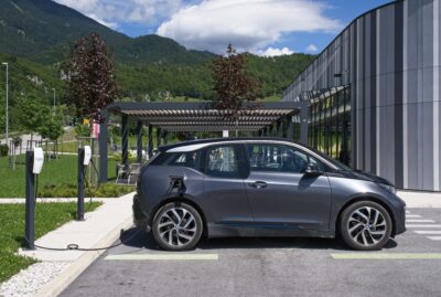 Elektroauto lädt am Firmenstandort - Batteriemanagement entscheidend