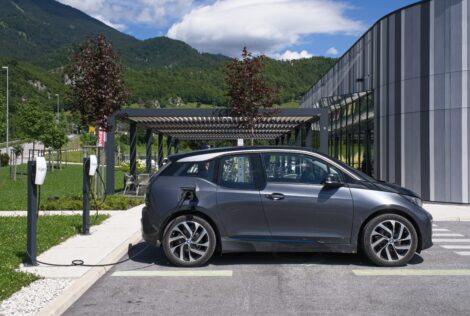 Elektroauto lädt am Firmenstandort - Batteriemanagement entscheidend