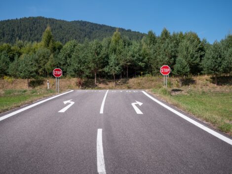 Straße mit weggabelung - rechts oder links. Kein Mittelweg
